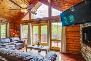 Quiet Gatlinburg Cabin with Lookout Decks and Hot Tub!
