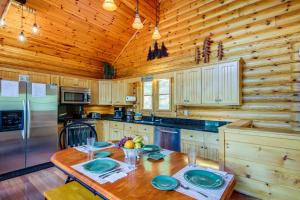 Quiet Gatlinburg Cabin with Lookout Decks and Hot Tub!
