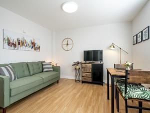 Queens Uni Cafes and Bars Next to City Centre - Pass the Keys