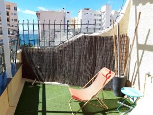 Ático centrico, 50m de la playa, vista al mar y al Peñon, gran terraza, parking, wifi fibra
