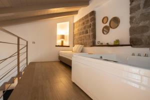 Deluxe Suite with Spa Bath