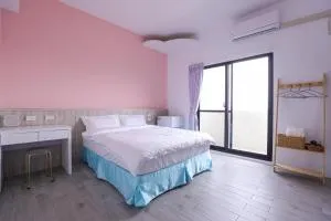 On Happiness Road - Tung-wei-she