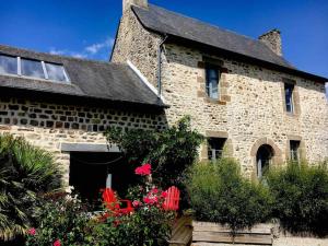 B&B / Chambres d'hotes Manoir de la Nogrie - Chambre de charme avec acces privatif - Piscine chauffee sur domaine 5 etoiles : photos des chambres