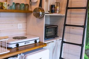 Maisons de vacances La tiny house exigue IJ : photos des chambres