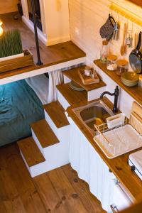 Maisons de vacances La tiny house exigue IJ : photos des chambres