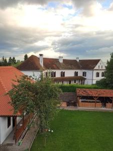 Rauber Baron Cottage-Traditional Comfort House