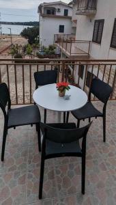 zeezicht appartement 50m from beach