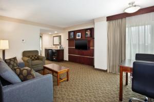 King Suite room in Holiday Inn University Plaza-Bowling Green an IHG Hotel