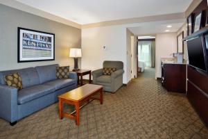 One-Bedroom Suite room in Holiday Inn University Plaza-Bowling Green an IHG Hotel