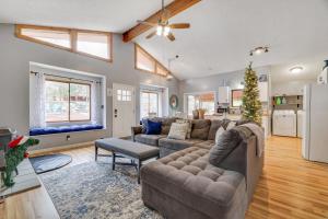 Premier Cozy Cabin - Free Amenities & Comm Indoor Pools