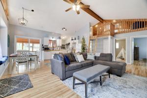 Premier Cozy Cabin - Free Amenities & Comm Indoor Pools