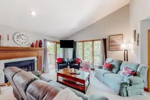 Lake Living Luxury - Bat Cave