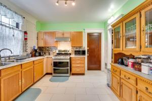 Buffalo Vacation Rental about 20 Mi to Niagara Falls!