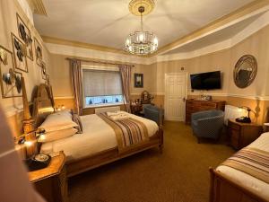 Super Deluxe Triple Room with Ensuite & Jacuzzi Bath room in Chester House Guest House