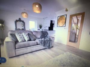 Luxuriously appointed 3 bedroom cottage off road parking for 3 vehicles dogs welcome by prior arrangement only 3 church cottages Alfrick close to Malvern and Worcester and Shelsley Walsh in a lovely village close to M5 Dogs welcome