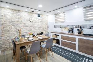 Cozy House In Nature With Hot Tub - Happy Rentals