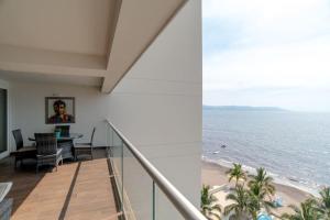 Harbor 9005 Beachfront 2bdr by Moikkarentals