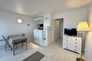 Appartements Les Tamaris - Studio with Sea View - Trouville-Sur-Mer : photos des chambres