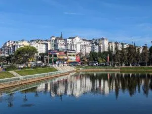 Holly Hostel - 芽庄