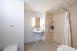 Hotels B&B HOTEL Saintes : Chambre Double - Accessible aux Personnes à Mobilité Réduite 