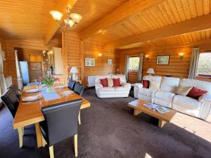 Beautiful Norwegian Lodge in Kippford with Garden - Pass the Keys