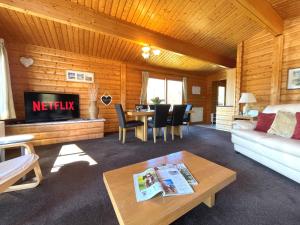 Beautiful Norwegian Lodge in Kippford with Garden - Pass the Keys