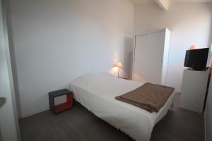 Jolie maison de vacances rénovée et climatisée, 5 couchages, 2 chambres et mezzanine, 100m de la plage, residence LE VILLAGE DE LA MER LRVM39