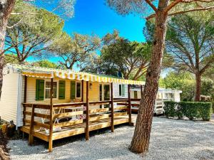 Campings 3 bedroom Chalets Camping Lei Suves - JoyCasa : photos des chambres