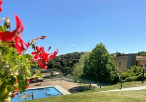 Pretty garden apartment next to a charming beach