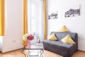 Vintage Style Cozy Downtown Apartment.