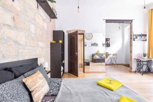 Vintage Style Cozy Downtown Apartment.