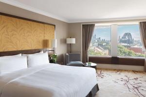 Deluxe Harbour Bridge King room in Shangri-La Hotel Sydney