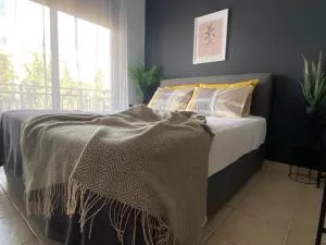 B6 COQUETTE - Néa Khilí