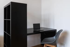 Stylový byt s červenou pohovkou kousek od hlavního nádraží