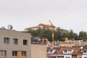 Stylový byt s červenou pohovkou kousek od hlavního nádraží