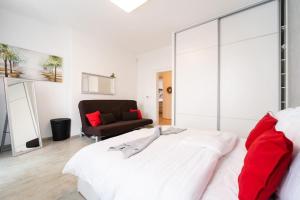 Stylový byt s červenou pohovkou kousek od hlavního nádraží