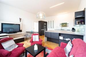 Stylový byt s červenou pohovkou kousek od hlavního nádraží