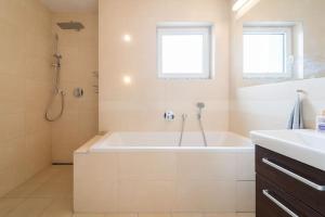 Stylový byt s červenou pohovkou kousek od hlavního nádraží