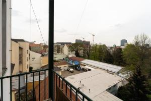 Stylový byt s červenou pohovkou kousek od hlavního nádraží