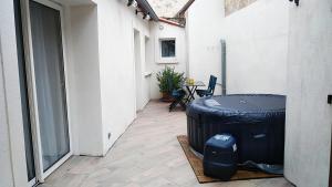Appartements Les Toucans sous le clocher terrasse - SPA - parking et wifi gratuit : photos des chambres