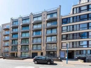 Apartment near seawall with sea view