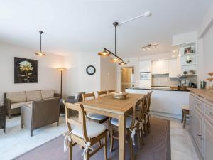 Apartment near seawall with sea view