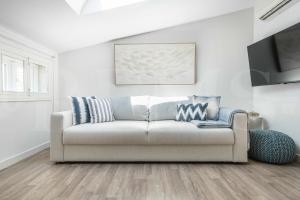 Coastal attic in the heart of Málaga by REMS