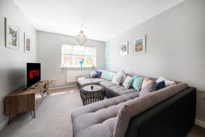 Stylish 3 bed house, large garden, Parking, WiFi - Esho Stays