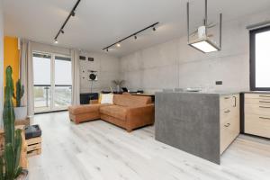 Industrial Pet-Friendly Apartment with Movie Projector by Noclegi Renters