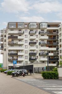 Industrial Pet-Friendly Apartment with Movie Projector by Noclegi Renters