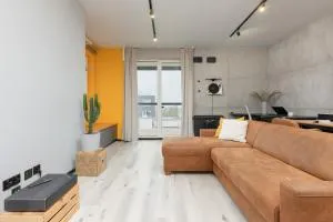 Industrial Pet-Friendly Apartment with Movie Projector by Noclegi Renters - Bornerowo