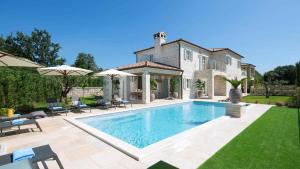 Modern countryside villa with swimming pool in Kanfanar