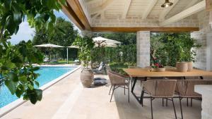 Modern countryside villa with swimming pool in Kanfanar 