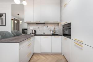 Aleja Solidarności 60B (A) by Homeprime